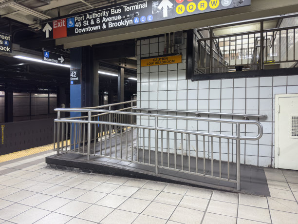 地铁站的轮椅坡道图片下载