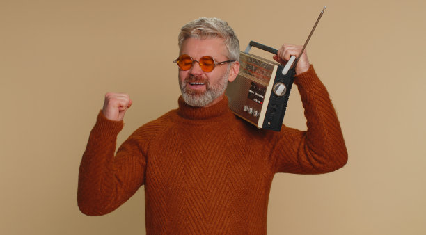 男人用复古磁带录音机听音乐，跳迪斯科最喜欢的轨道，有乐趣图片下载