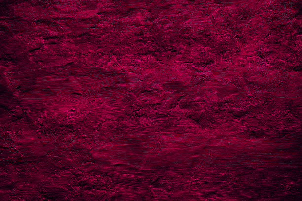 黑色覆盆子红色粗糙漆面。调色的旧墙。洋红色万岁。颜色2023。特写镜头。背景。图片下载
