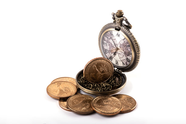 面值1美元的硬币和白色背景的老式怀表图片下载
