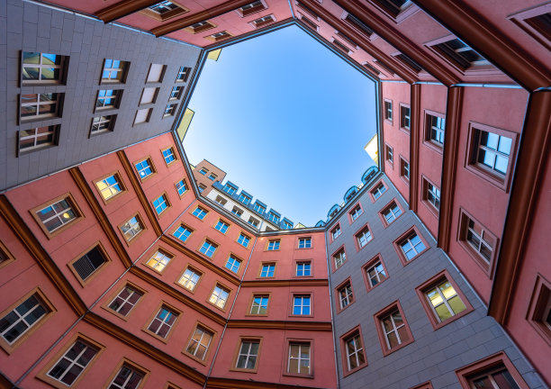 现代建筑在晴朗天空下的低角度视图图片下载