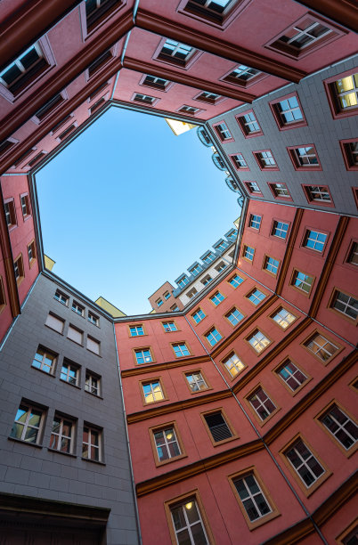 现代建筑在晴朗天空下的低角度视图图片下载