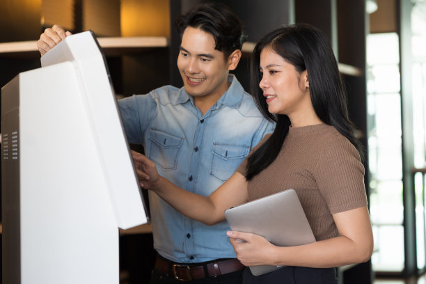 亚洲商人男子和妇女讨论和工作与显示器电脑触摸屏在办公空间图片下载