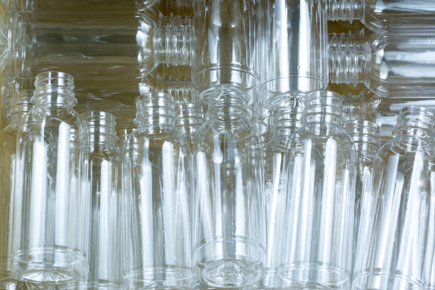 塑料瓶，蓝色塑料瓶背景的俯视图，回收概念和世界环境日图片下载