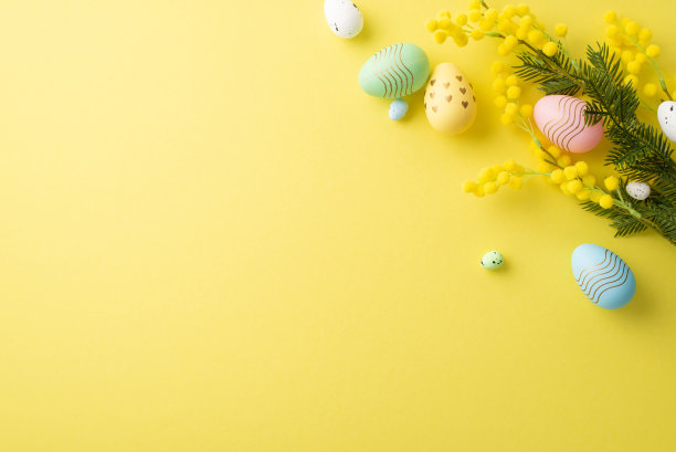 复活节庆祝概念。顶部视图照片的彩色复活节彩蛋和花束含羞草在孤立的黄色背景与空白图片下载
