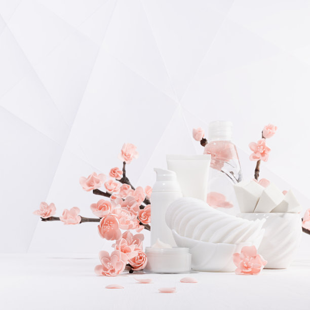 现代极简主义的浅白色浴室-化妆用的化妆品，清洁皮肤，春天的粉色樱花枝，现代几何风格的身体护理化妆品，复制空间，方形。图片下载