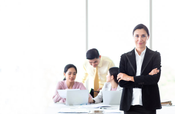 快乐和成功的女商人工作和头脑风暴的想法与业务合作伙伴或同事在企业家和创业业务会议会议在办公室与平板电脑技术图片下载