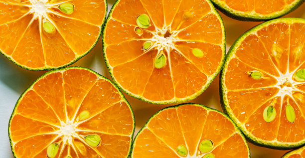 大橙子，新鲜的橙子片，白色背景上有气泡图片下载