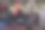 一个30多岁的女人在健身房用哑铃手臂锻炼的肖像。图片下载