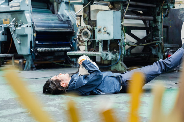 工人们躺在工厂里图片下载