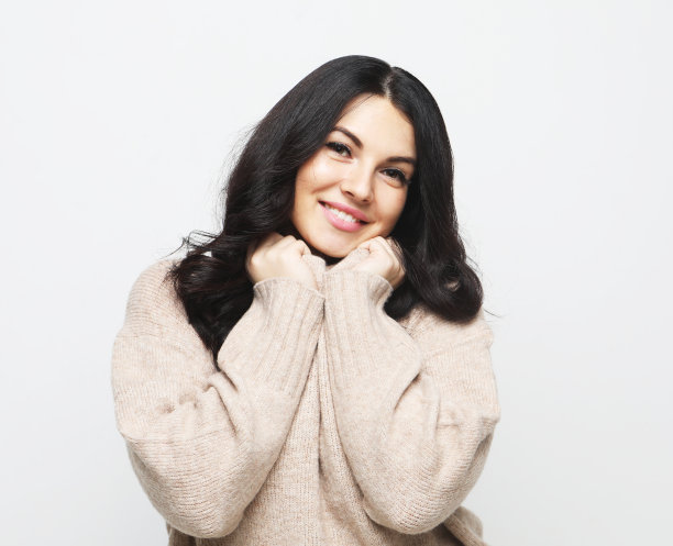 年轻女子在白色背景上微笑图片下载