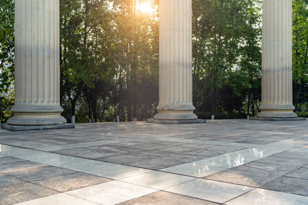 室外的空地和罗马风格的柱子作为复制空间。图片下载