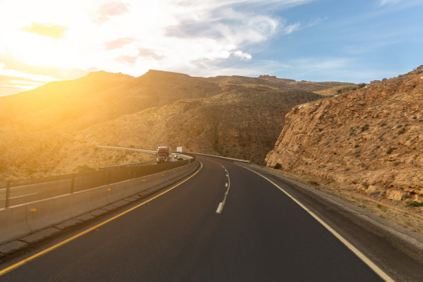 在山区的州际公路图片下载