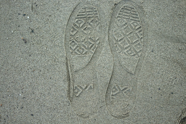 沙滩上有人类鞋子的痕迹图片下载