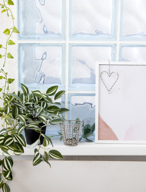 家居设计卧室家居设计室内沙发在客厅花瓶与人造花，棕榈叶在墙上极简主义，扶手椅和卧室图片下载