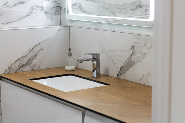 大理石浴室内部与水槽，水龙头和镜子图片下载