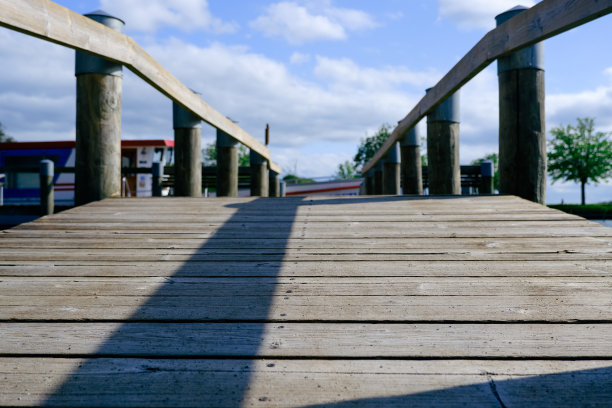 公园上有扶手的木桥，暗色调。过桥图片下载