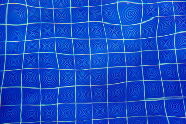 这张照片显示的是清晨蓝色泳池底部的倒影。图片下载