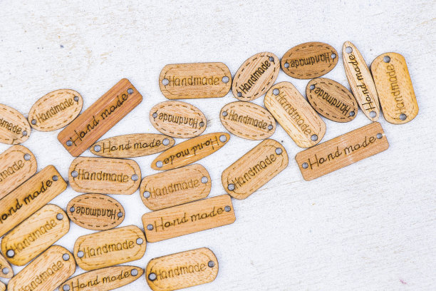 手工文字在木头上，白色背景，木制贴纸图片下载