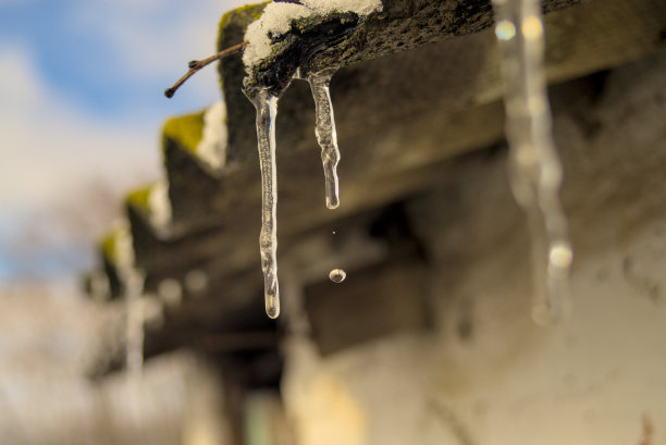 一滴水从冰柱上滴下来图片下载
