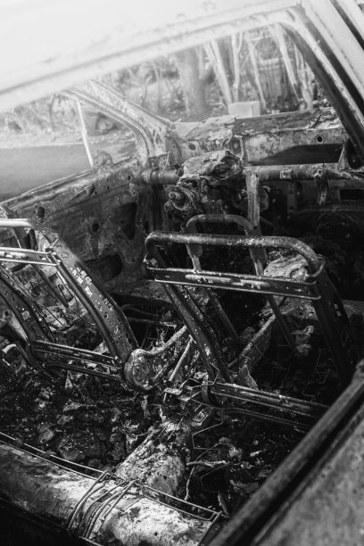 烧焦的汽车残骸，黑白相间图片下载