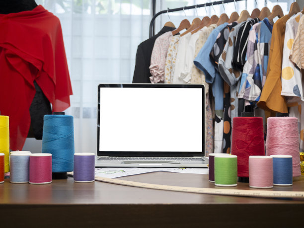 创意桌与笔记本电脑与空白屏幕的时装设计师的工作空间。图片下载