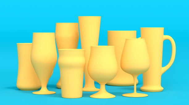 一套黄色玻璃杯新鲜生啤酒在绿色单色背景。图片下载