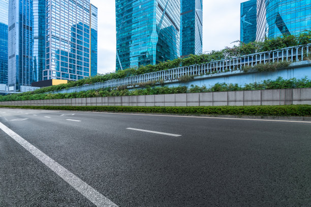 空旷的水泥路和现代化的天际线图片下载