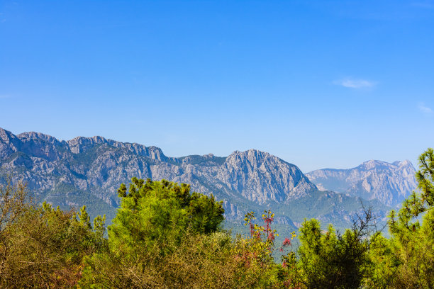 俯瞰金牛座山脉不远处的克默市。土耳其安塔利亚省图片下载