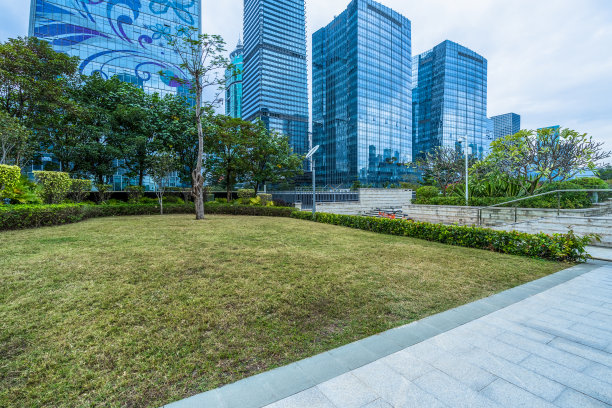 市中心草地附近的现代办公楼图片下载