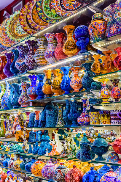 在土耳其的集市上出售许多五颜六色的纪念品图片下载