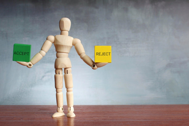 木制人像平衡木制方块与文本接受和拒绝图片下载