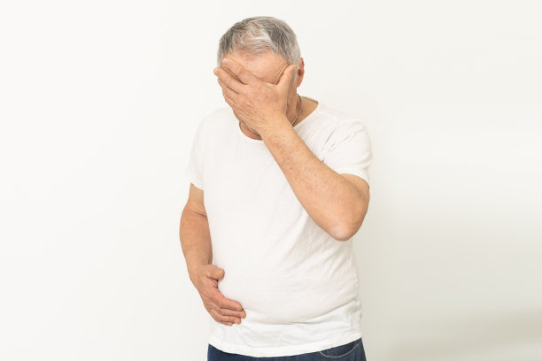 手放在太阳穴上的老人头痛图片下载