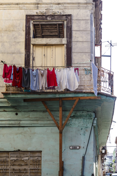 加勒比海古巴哈瓦那老城区古巴街一栋殖民地建筑阳台上的洗衣房图片下载