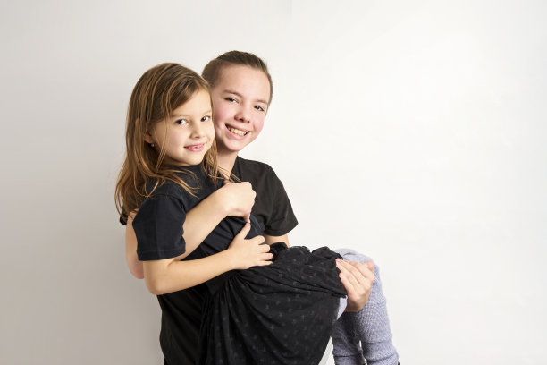 兄弟姐妹孩子玩得很开心，白色背景图片下载