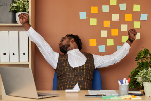 疲惫的企业家伸展图片下载