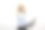 在线工作。快乐的女商人在笔记本电脑上工作的肖像，对着相机微笑，浅灰色背景图片下载