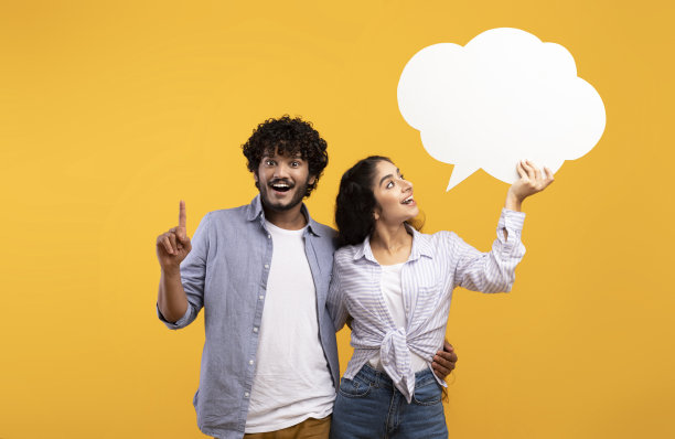 年轻兴奋的印度女人拿着空洞的演讲泡泡，男人指着手指，有想法，黄色背景图片下载