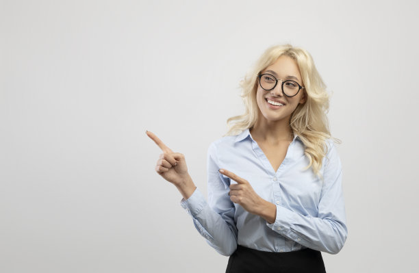 身着正装的快乐女企业家指着一旁的空地，对着镜头微笑，展示酷炫的报价广告图片下载