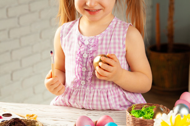 一个小女孩为复活节画彩蛋的图片图片下载