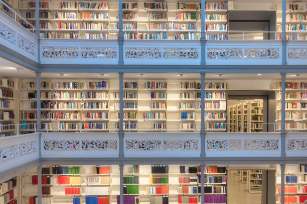 图书馆藏书的背景。学习和教育。大学的图书馆。知识和新技能。书。多层次的货架上。图片下载