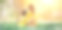 母亲和她的儿子坐在阳光明媚的公园里美丽的春天的田野上。图片下载