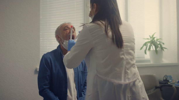 女医生正在采集老病人的唾液样本。医生给老人检测新冠病毒图片下载