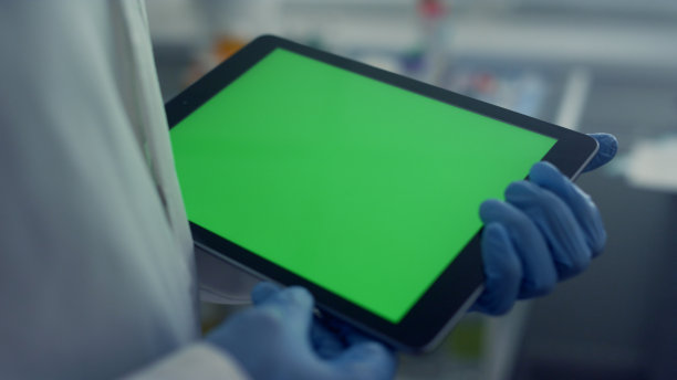 医生双手工作色度键平板特写，戴手套触摸屏幕图片下载