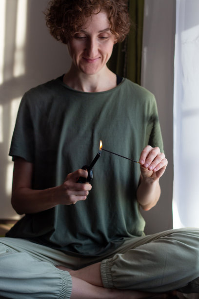 女人在家里烧香图片下载