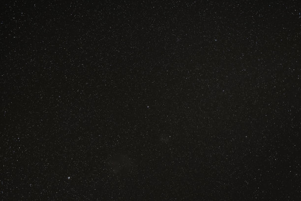 近距离的明亮的星星在蓝色的天空在夜晚。自然宇宙空间景观背景。这个星系包含了我们的太阳系图片下载