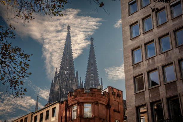 科隆大教堂前面有一幢带有蓝天的住宅公寓楼。科隆大教堂(Kolner Dom)是科隆的主要地标，也是德国的一座天主教堂。图片下载