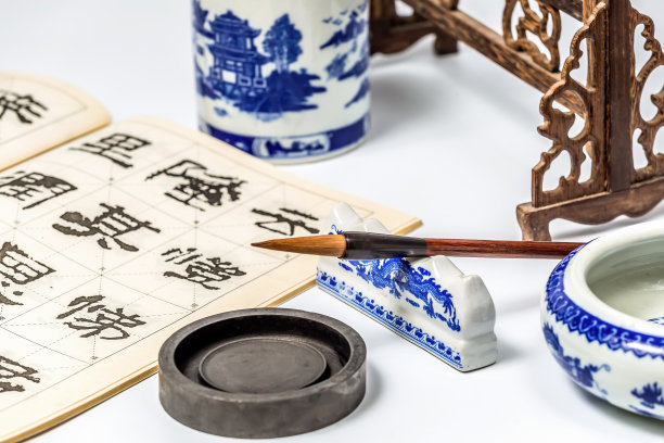 中国书法、毛笔、墨、纸、砚的特写图片下载