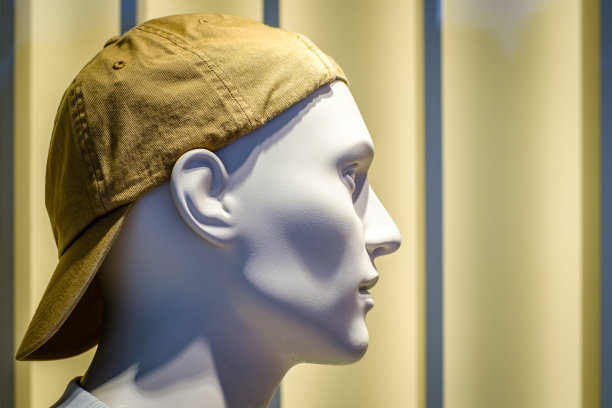 商店橱窗里的人体模型图片下载