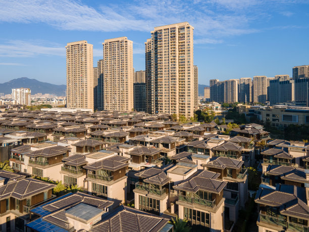 在阳光明媚的日子里鸟瞰别墅和城市建筑图片下载